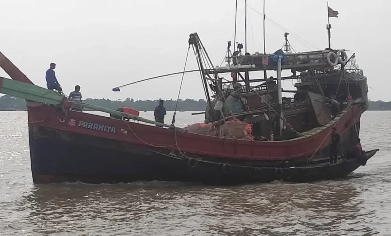অবৈধ অনুপ্রবেশের দায়ে ভারতীয় ট্রলারসহ ১৪ জেলে আটক