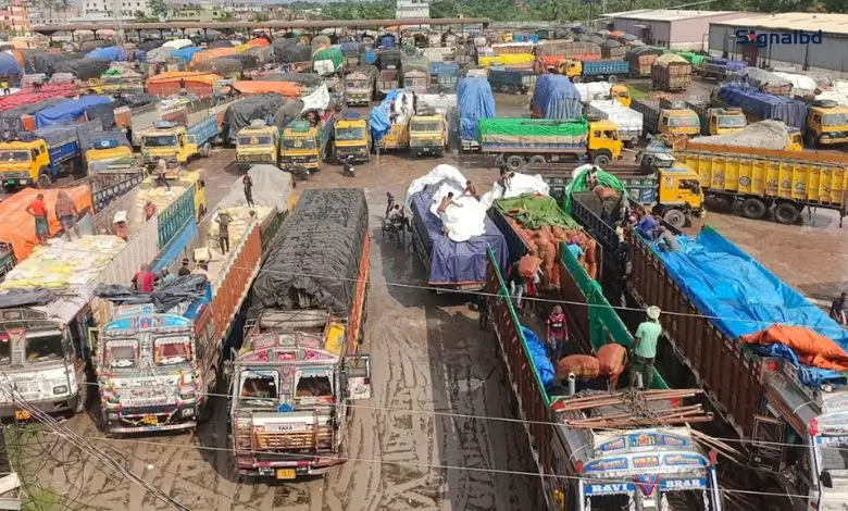 ভোমরা বন্দরে ৩ দিনে দুই হাজার টন পেঁয়াজ আমদানি, দাম কমেছে দেশে
