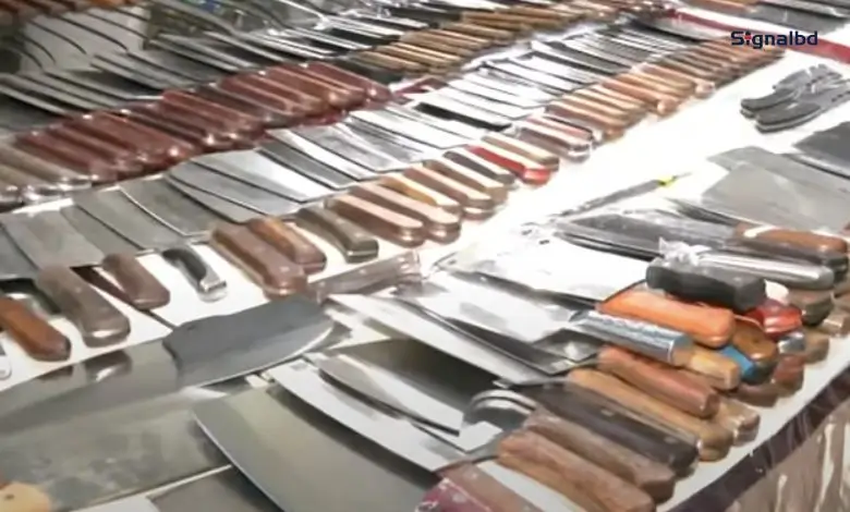 নিউমার্কেট থেকে ১১০০ ধারালো অস্ত্র উদ্ধার, গ্রেপ্তার ৯