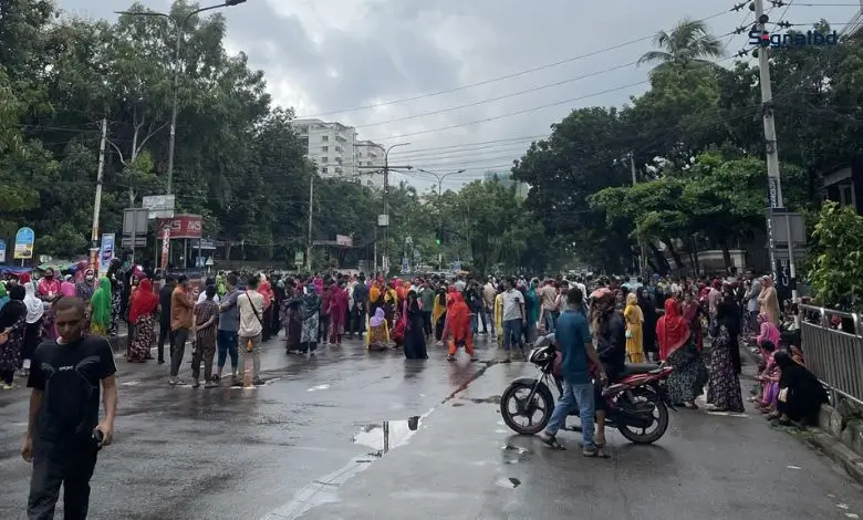 তেজগাঁওয়ে গার্মেন্টস কারখানা বন্ধ, শ্রমিকদের সড়ক অবরোধে অচল ঢাকা