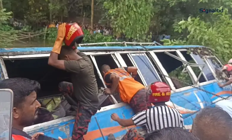 ৩০ যাত্রী নিয়ে নিয়ন্ত্রণ হারিয়ে পুকুরে বাস: শিশু নিখোঁজ
