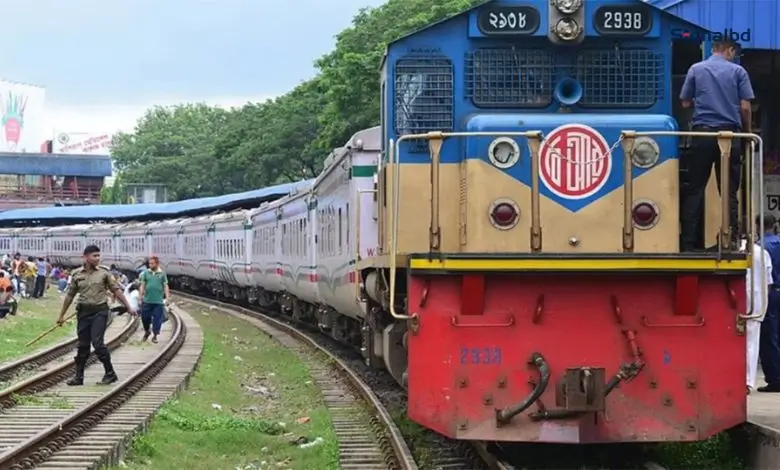 ছাত্র-জনতা ঢাকায় আনতে সরকার ভাড়া করল ৮ জোড়া বিশেষ ট্রেন