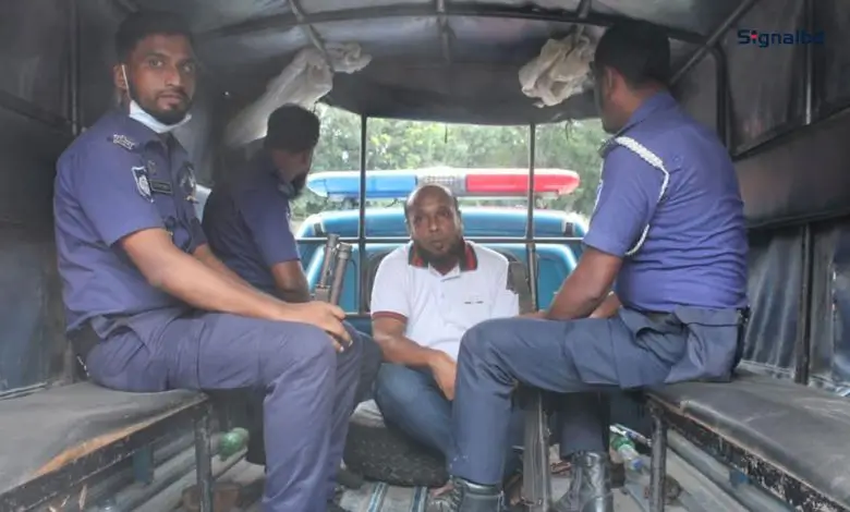 ছাত্রীর সঙ্গে অনৈতিক সম্পর্কের অভিযোগে জনতার হাতে অবরুদ্ধ শিক্ষক