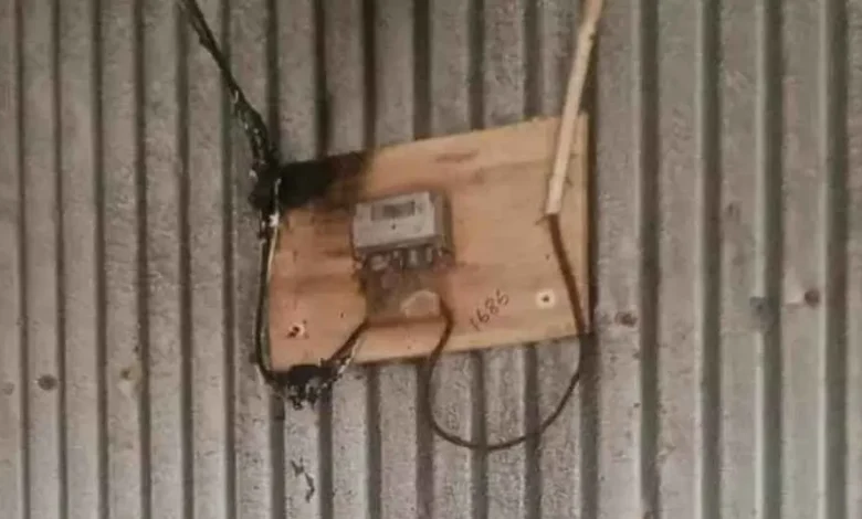 স্ত্রী যেতে রাজি না হওয়ায় শ্বশুরবাড়ির বৈদ্যুতিক মিটারে আগুন দিলেন যুবক