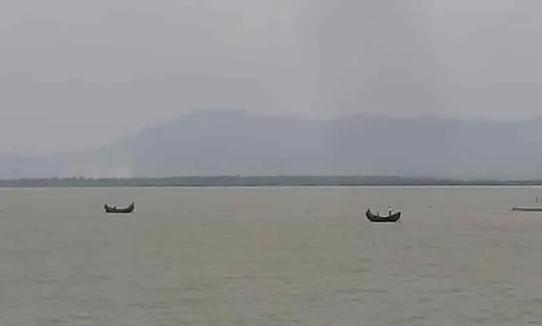 নৌকাসহ ১২ বাংলাদেশিকে ধরে নিয়ে গেল আরাকান আর্মি