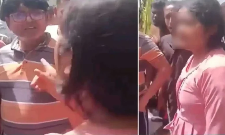 বিদ্যালয়ের গেটের সামনে শিক্ষককে ছুরিকাঘাত করল সাবেক ছাত্রী