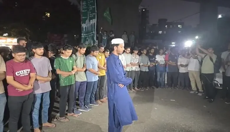 অন্তর্বর্তী সরকারের ‘গায়েবানা জানাজা’ পড়লেন শিক্ষার্থীরা