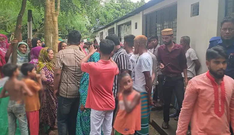 ঘরে পড়ে আছে স্ত্রীর লাশ, দুই সন্তান নিয়ে পালিয়েছে স্বামী