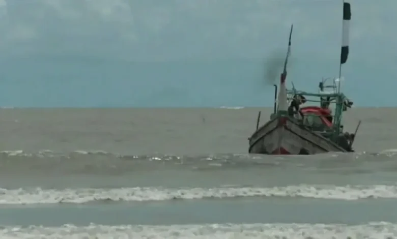 বঙ্গোপসাগরে ট্রলার ডুবির দুদিন পর ১৪ জেলেকে উদ্ধার, নিখোঁজ ৬