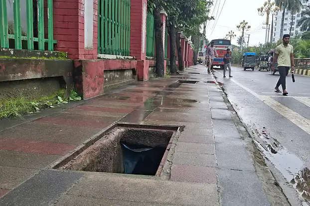 রাজশাহীতে ফুটপাতের স্ল্যাব চুরি, নালায় পড়ে হাসপাতালে কাতরাচ্ছেন কলেজছাত্র