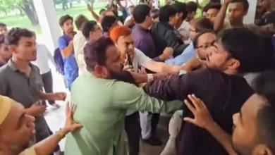 রাবিতে পোষ্য কোটা ইস্যুতে শিক্ষক-শিক্ষার্থীদের ধস্তাধস্তি