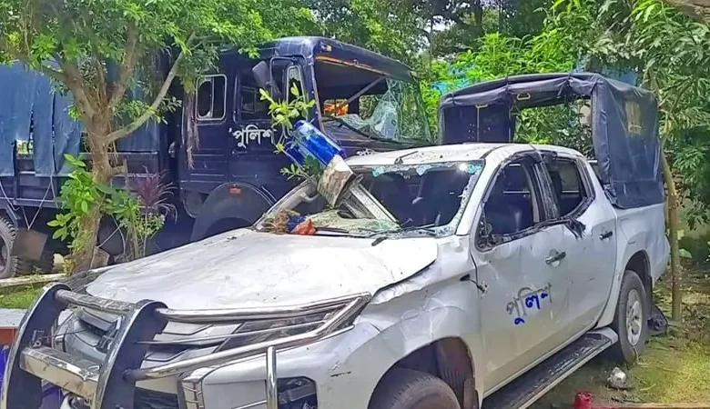ভাঙ্গা থানা-উপজেলা পরিষদে হামলা, মসজিদে আশ্রয় নিলেন পুলিশ সদস্যরা