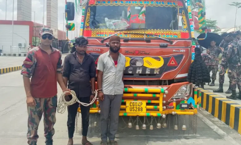 বেনাপোলে ভারতীয় ট্রাক থেকে পিস্তল ও গুলি জব্দ, ২ নাগরিক আটক