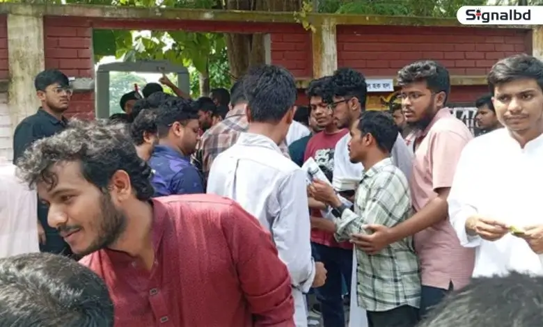 ভোটার লাইনে প্রার্থীদের প্রচারণা, বিরক্ত শিক্ষার্থীরা