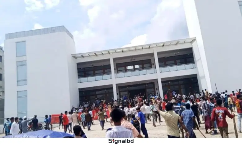ভাঙ্গা ফরিদপুরে উত্তাল বিক্ষোভ: পুলিশ মসজিদে আশ্রয়, মহাসড়ক অবরোধ
