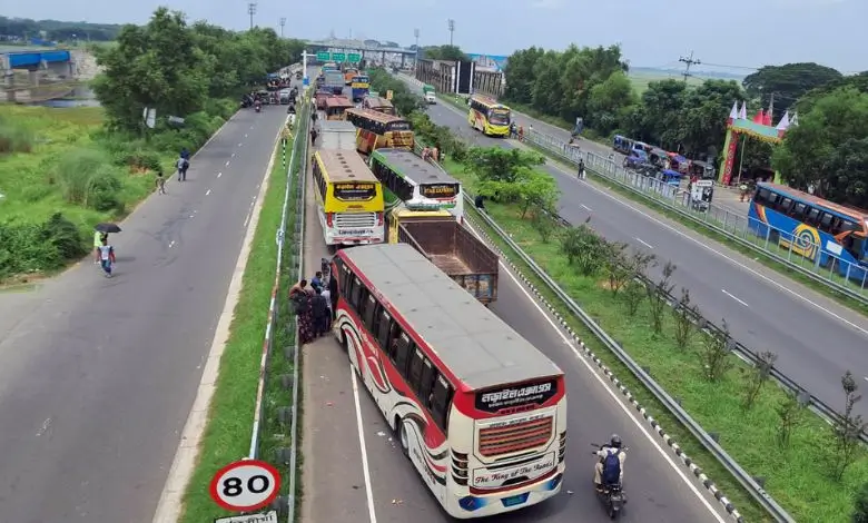 ফরিদপুরে সীমানা পুনর্বিন্যাসের প্রতিবাদে সড়ক অবরোধ, যানজট ২৩ কিমি
