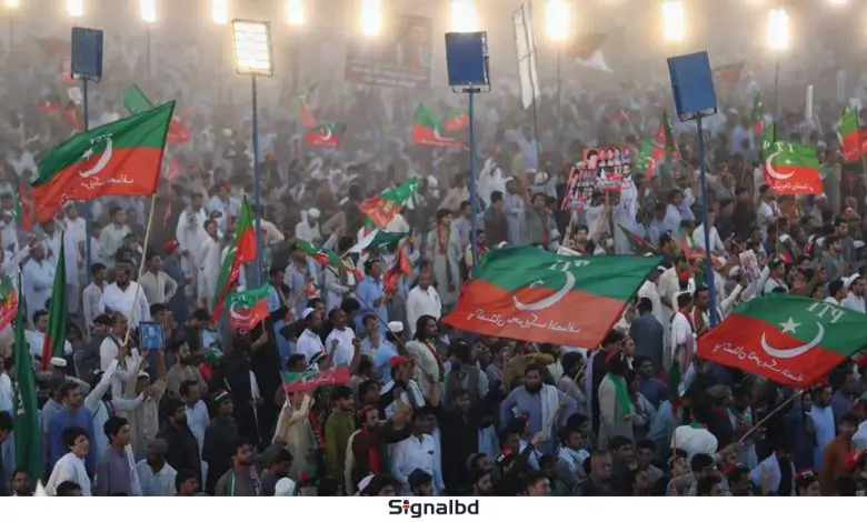 ইমরান খানের মুক্তির দাবিতে পাকিস্তানে বিশাল বিক্ষোভ