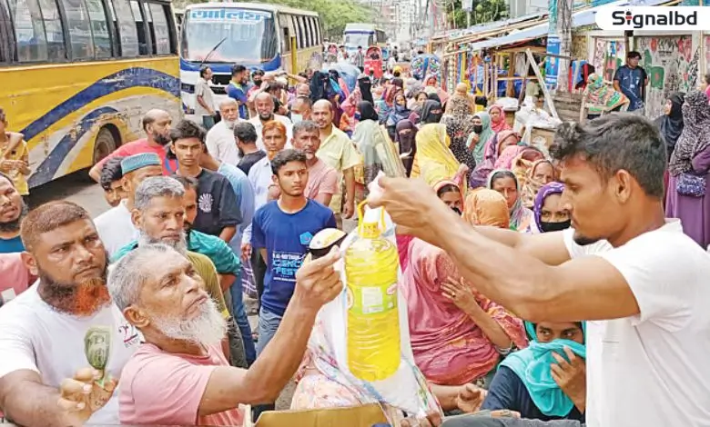 ‘ট্রাকের পেছনে দাঁড়িয়েছি কেউ দেখলে লজ্জায় পড়ব’