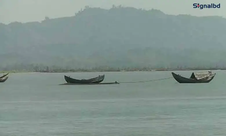 বাংলাদেশি ৩ ট্রলারসহ ১৫ জেলেকে ধরে নিয়ে গেলো আরাকান আর্মি
