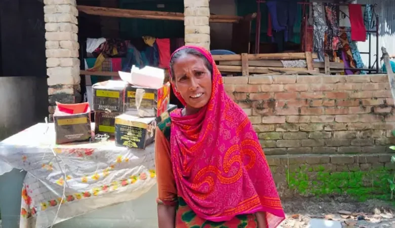 ঘরে তালা দিয়েছে ছোট ভাই, আসবাবপত্র নিয়ে খোলা আকাশের নিচে বড় ভাই