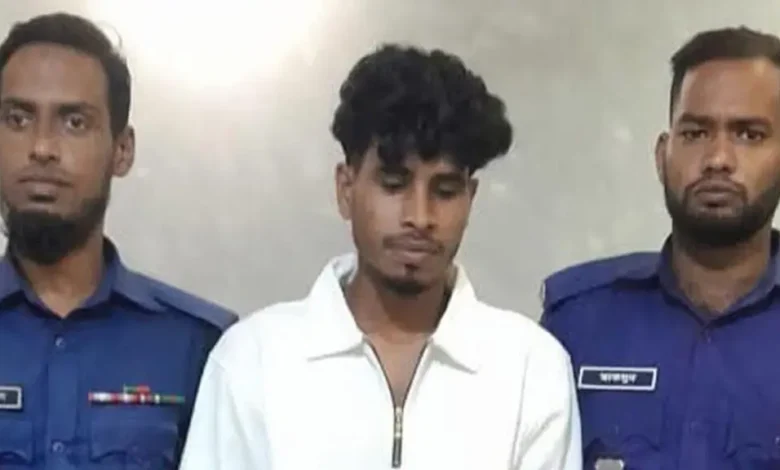 হাটহাজারী মাদরাসাকে অবমাননা, ফেসবুকে পোস্টকারী আটক, ছাত্রদের বিক্ষোভে গাড়ি ভাঙচুর