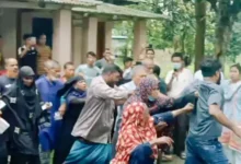 বিদ্যুৎ বিল নিয়ে ক্ষুব্ধ গ্রাহকেরা প্রকৌশলীকে মারধরের পর তুলে দিলেন সেনাবাহিনীর হাতে