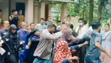 বিদ্যুৎ বিল নিয়ে ক্ষুব্ধ গ্রাহকেরা প্রকৌশলীকে মারধরের পর তুলে দিলেন সেনাবাহিনীর হাতে