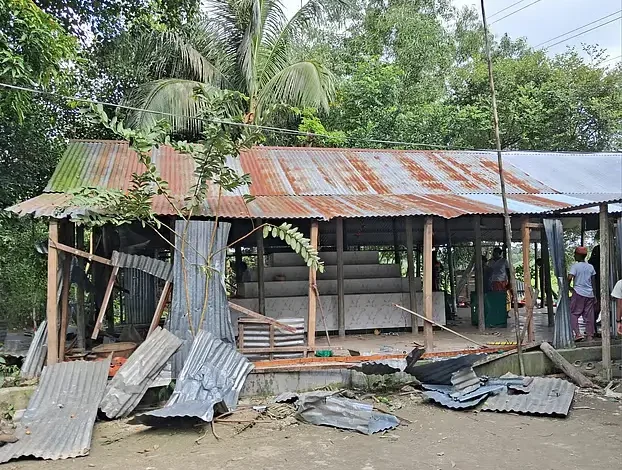 কুমিল্লার হোমনা: ‘মাজারের অপরাধডা কী, তাঁরায় মাজারে হামলা করলো ক্যারে’