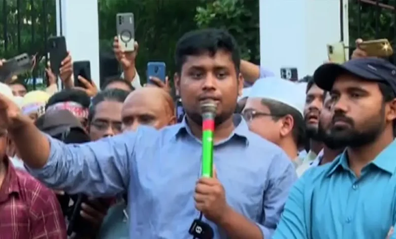 রাস্তায় শিক্ষকদের পেটানো সভ্য রাষ্ট্রীয় চরিত্র হতে পারে না: হাসনাত