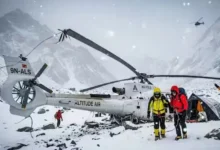 এভারেস্টে আটকে পড়া পর্বতারোহীদের উদ্ধারে গিয়ে বিধস্ত হেলিকপ্টার
