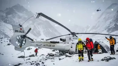 এভারেস্টে আটকে পড়া পর্বতারোহীদের উদ্ধারে গিয়ে বিধস্ত হেলিকপ্টার