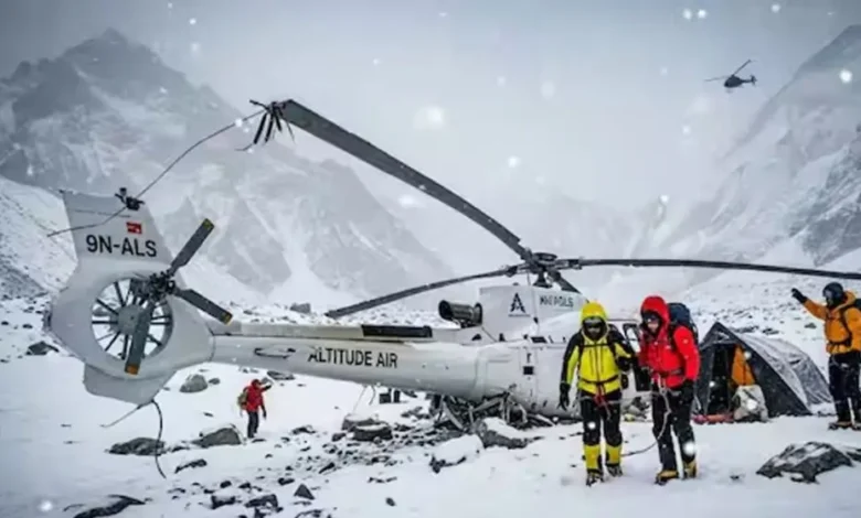 এভারেস্টে আটকে পড়া পর্বতারোহীদের উদ্ধারে গিয়ে বিধস্ত হেলিকপ্টার