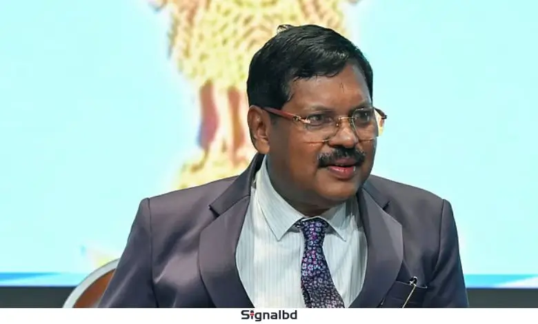 ভারতের প্রধান বিচারপতি গাভাইকে লক্ষ্য করে আইনজীবীর জুতা নিক্ষেপ