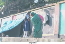 ফুটপাতে থেকেও দুই পথশিশুর শিক্ষার সংগ্রাম