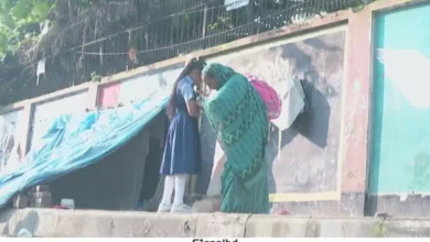 ফুটপাতে থেকেও দুই পথশিশুর শিক্ষার সংগ্রাম