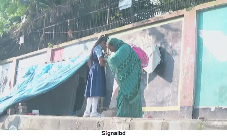 ফুটপাতে থেকেও দুই পথশিশুর শিক্ষার সংগ্রাম