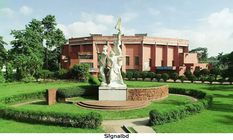 গোপনে সহপাঠীদের অপ্রীতিকর ছবি তুলে সিনিয়র ভাইকে পাঠাতেন বাকৃবি ছাত্রী