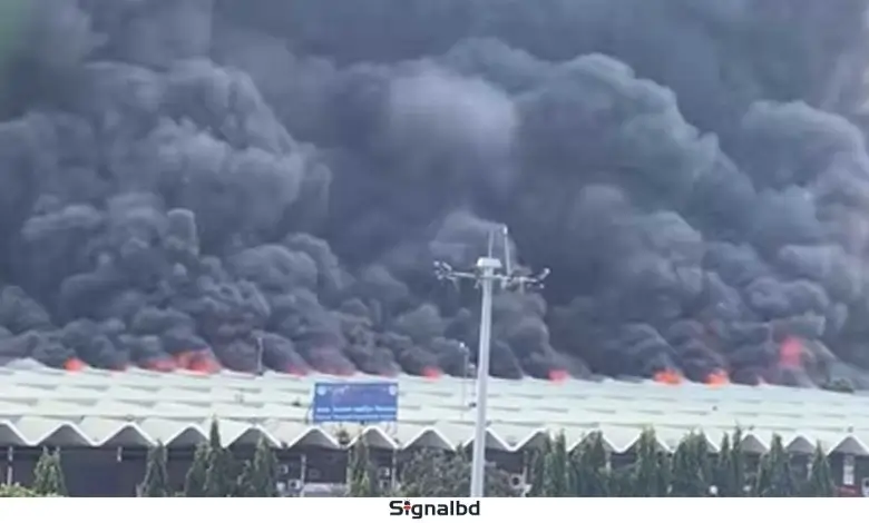 হযরত শাহজালালের কার্গো ভিলেজে ভয়াবহ আগুন, নিয়ন্ত্রণে ফায়ারের ৩৬ ইউনিট