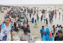 উত্তাল সমুদ্রকে উপেক্ষা করে কুয়াকাটায় রোমাঞ্চে ভেসে উঠলেন পর্যটকরা