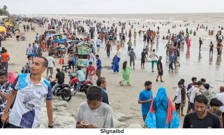 উত্তাল সমুদ্রকে উপেক্ষা করে কুয়াকাটায় রোমাঞ্চে ভেসে উঠলেন পর্যটকরা
