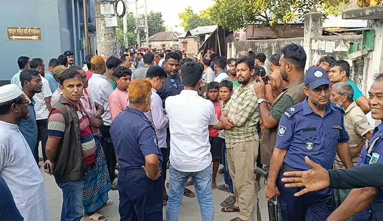 বগুড়ায় আধিপত্য বিস্তারের জেরে ৩ জনকে কুপিয়ে জখম