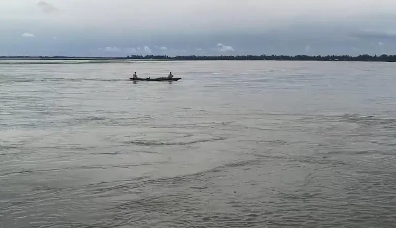 বিপৎসীমার উপরে তিস্তার পানি, নিরাপদ স্থানে সরে যেতে মাইকিং