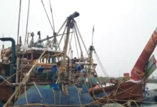 বঙ্গোপসাগর থেকে ট্রলারসহ ১৪ ভারতীয় জেলেকে আটক করেছে নৌবাহিনী