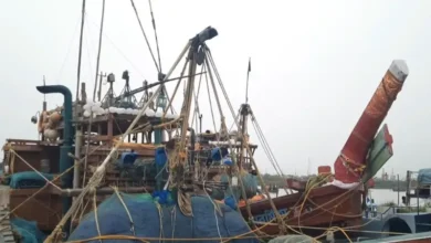 বঙ্গোপসাগর থেকে ট্রলারসহ ১৪ ভারতীয় জেলেকে আটক করেছে নৌবাহিনী