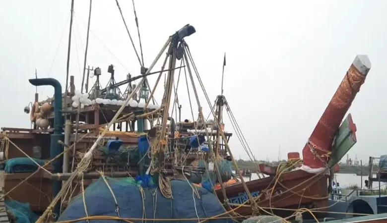 বঙ্গোপসাগর থেকে ট্রলারসহ ১৪ ভারতীয় জেলেকে আটক করেছে নৌবাহিনী