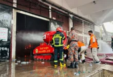 রোবট দিয়ে আগুন নেভানোর চেষ্টা করছে ফায়ার ফাইটাররা