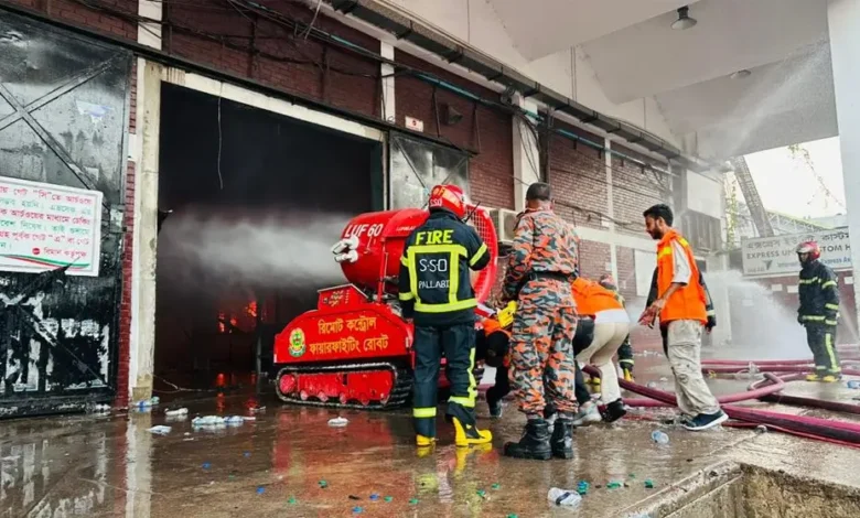 রোবট দিয়ে আগুন নেভানোর চেষ্টা করছে ফায়ার ফাইটাররা