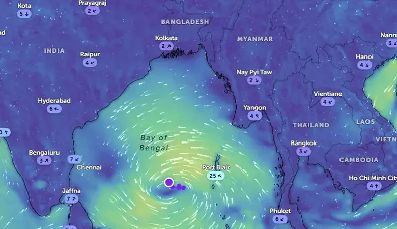 ধেয়ে আসছে ঘূর্ণিঝড়, ঘণ্টায় ৫০ কি.মি. পর্যন্ত বৃদ্ধি পাচ্ছে বাতাসের গতিবেগ