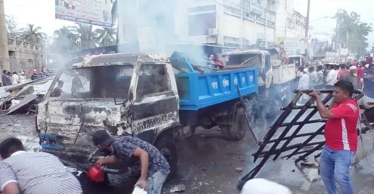 ভোলায় অবৈধ স্থাপনা উচ্ছেদ করায় পৌরসভার ৩ গাড়িতে আগুন