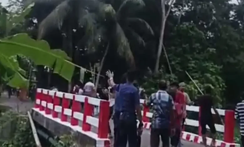টুঙ্গিপাড়ায় ডাব পাড়াকে কেন্দ্র করে দুই গ্রামবাসীর সংঘর্ষ, আহত ১৫